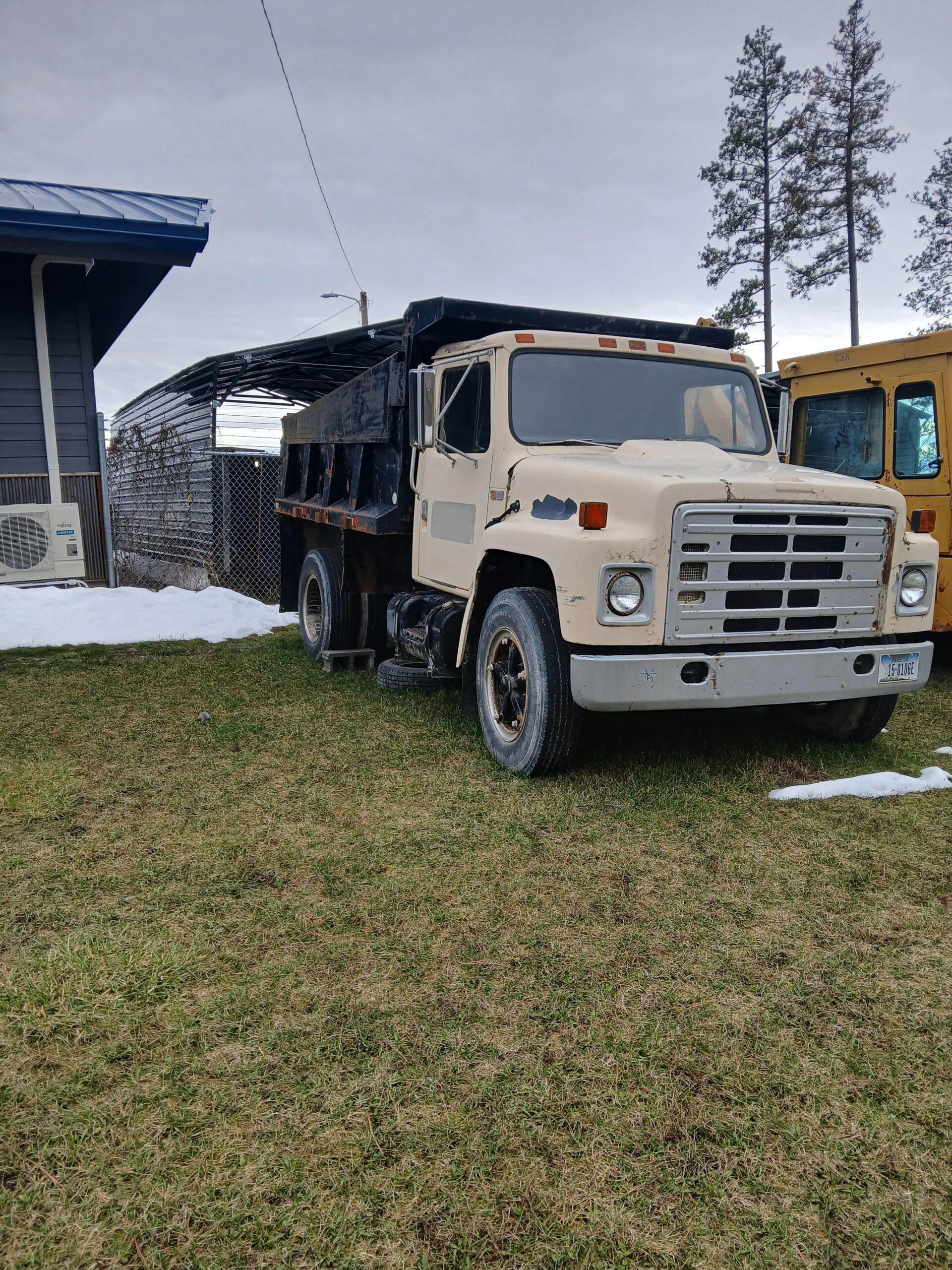 DUMP TRUCK