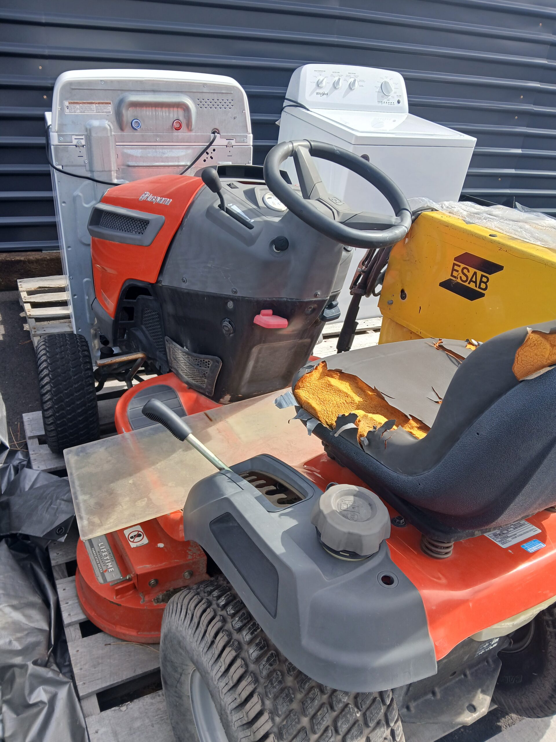 RIDING LAWNMOWER